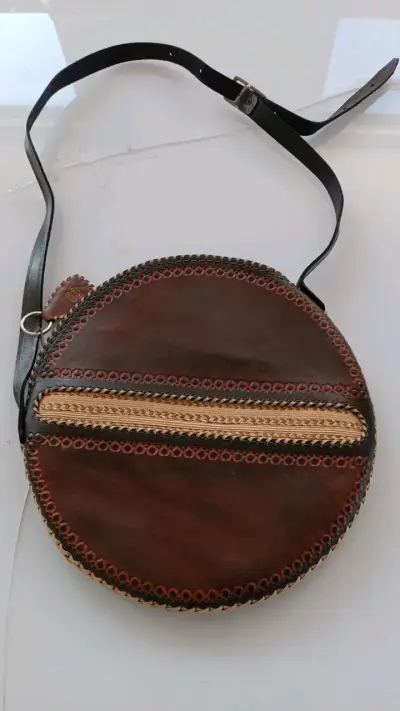 Cartera redonda 100% cuero , diseño artesanal - miniatura 2