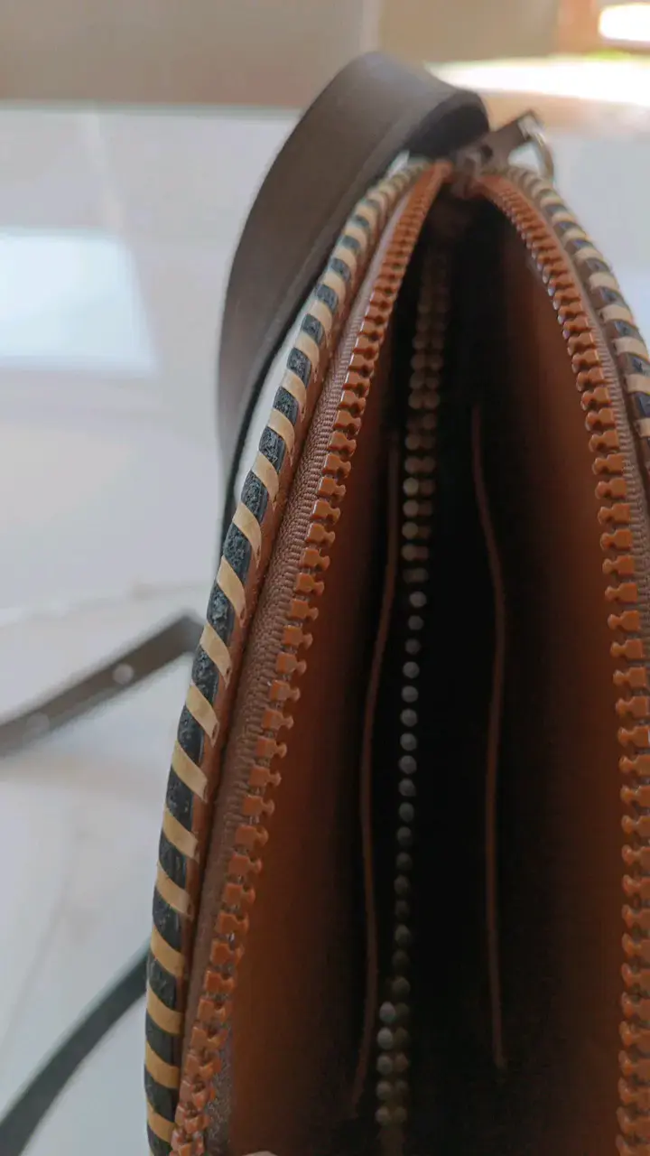 Cartera redonda 100% cuero , diseño artesanal - 3