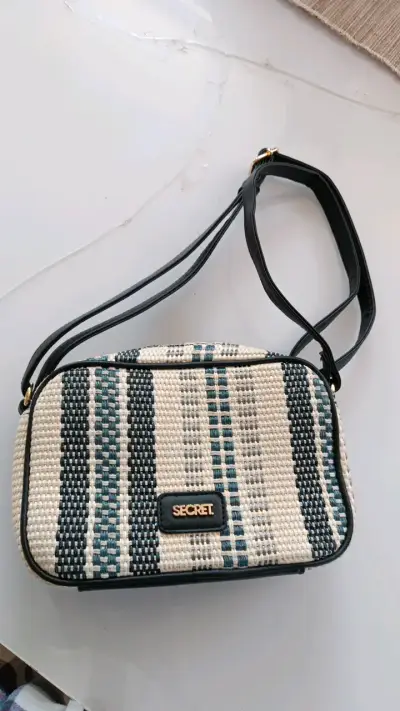 Cartera de hombro Secret tejida a rayas - miniatura 1