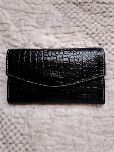 Billetera de cuero negra estilo cocodrilo - miniatura 1