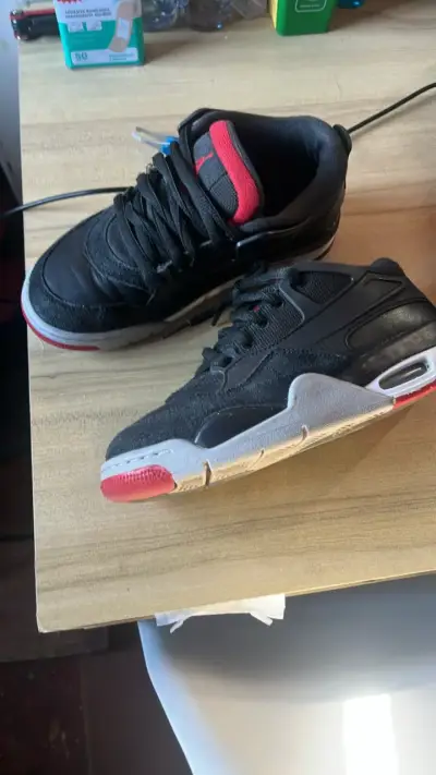 Zapatillas deportivas negras  con detalles rojos - miniatura 1