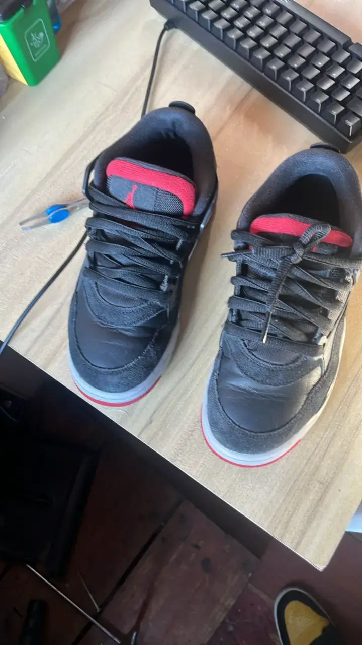 Zapatillas deportivas negras  con detalles rojos - 2