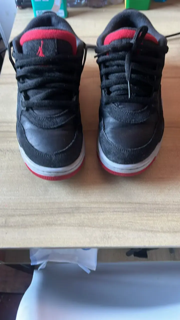 Zapatillas deportivas negras  con detalles rojos - 4