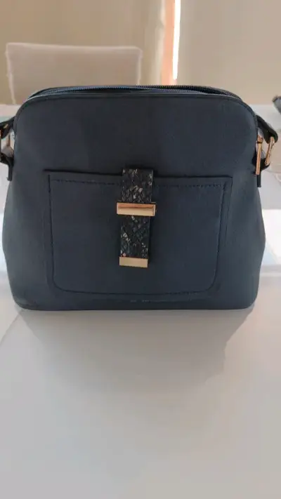 Cartera azul elegante con detalle dorado - miniatura 1