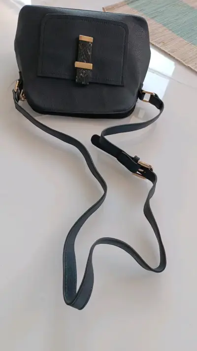 Cartera azul elegante con detalle dorado - miniatura 3