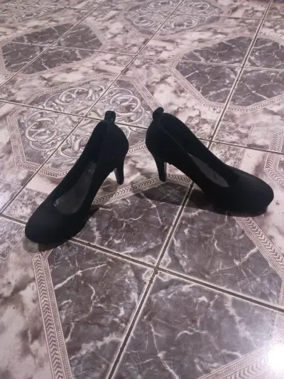 Zapatos de tacón negro elegantes - miniatura 1