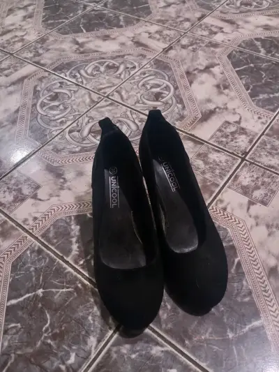 Zapatos de tacón negro elegantes - miniatura 2