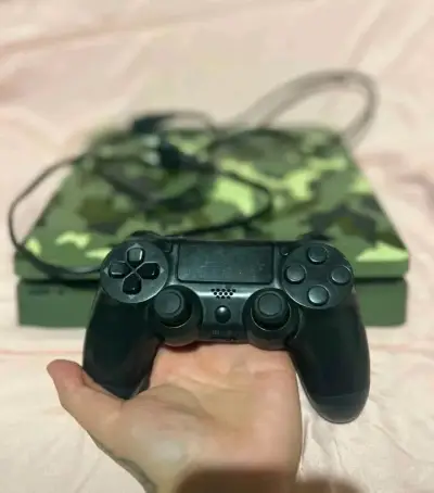 Consola PS4 1Tb edición camuflaje - miniatura 2