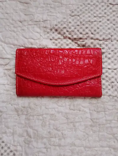 Billetera  roja con textura - miniatura 1