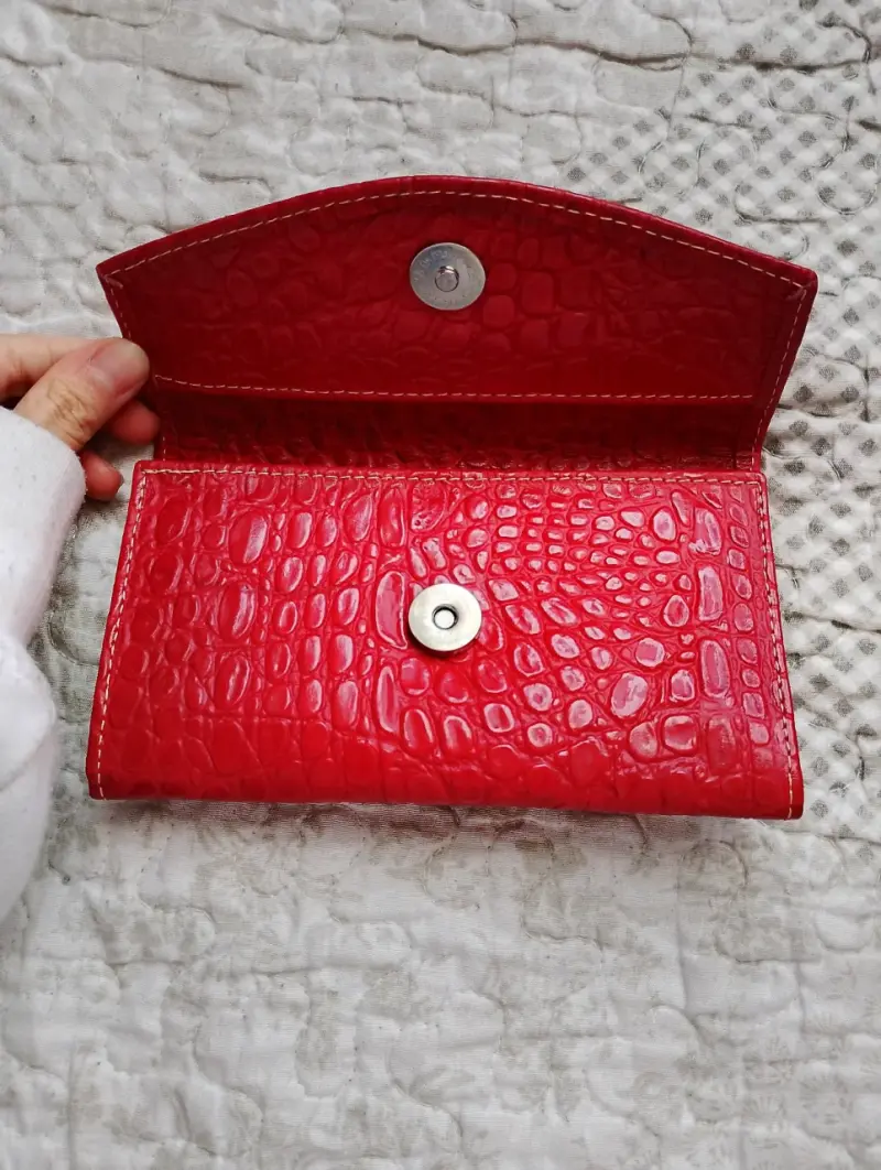 Billetera  roja con textura - 2