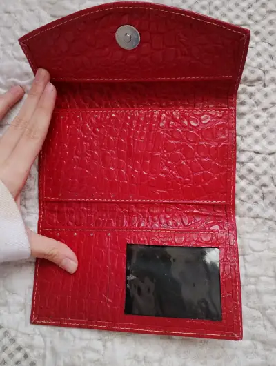Billetera  roja con textura - miniatura 3