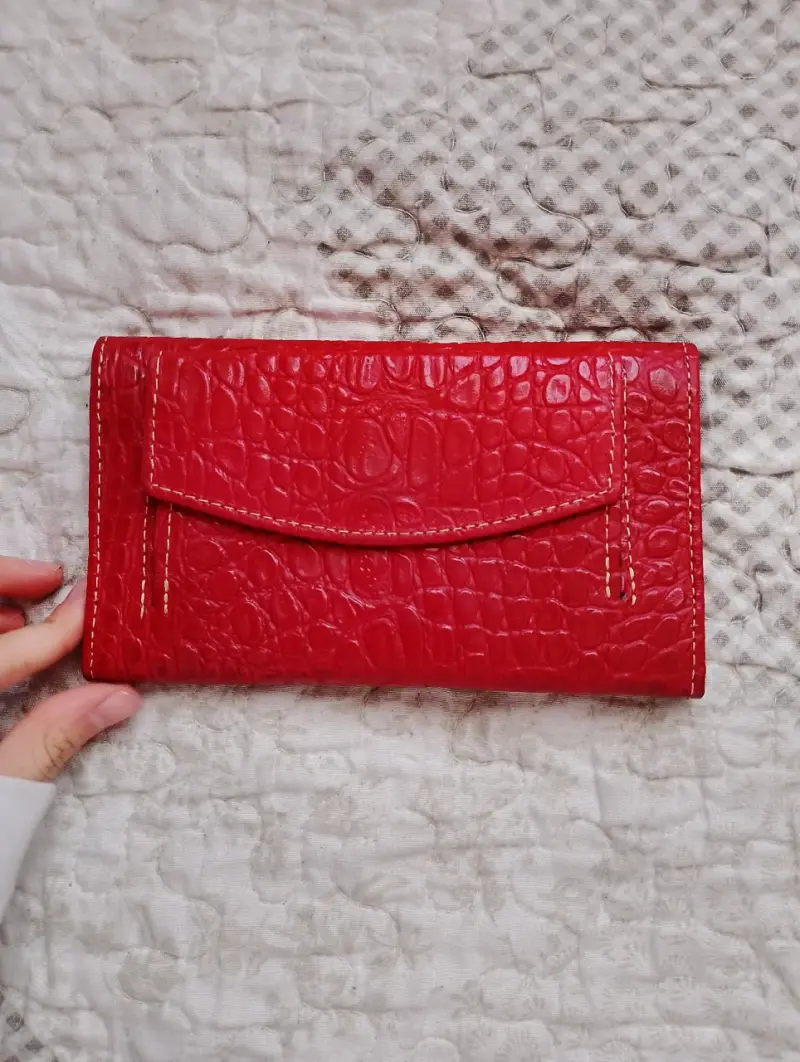 Billetera  roja con textura - 4
