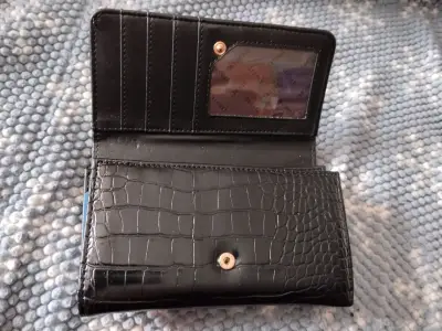 Billetera Secret negra de cuero estilo cocodrilo - miniatura 2