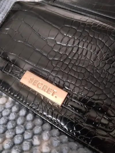 Billetera Secret negra de cuero estilo cocodrilo - miniatura 5