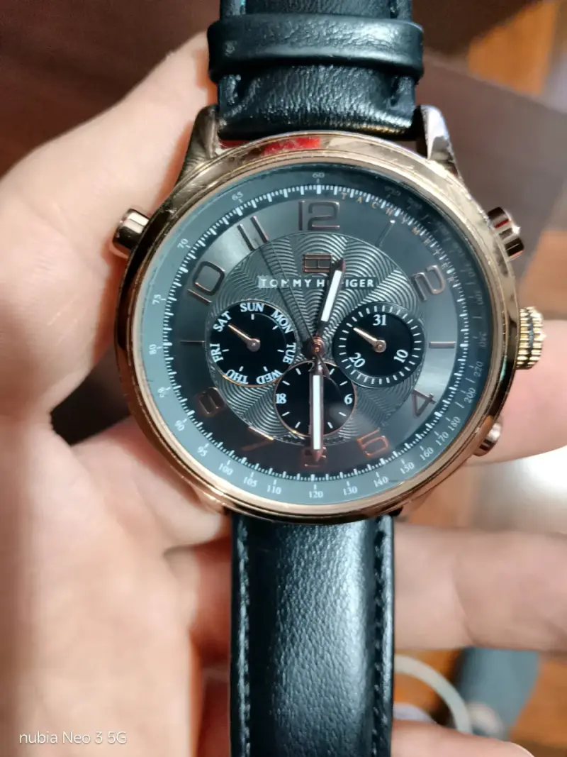 Reloj Tommy Hilfiger cronógrafo dorado - 1