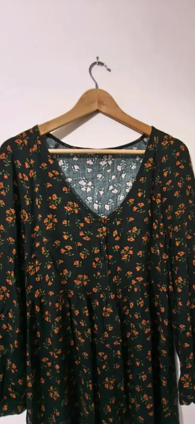 Vestido floral negro con mangas largas - miniatura 1