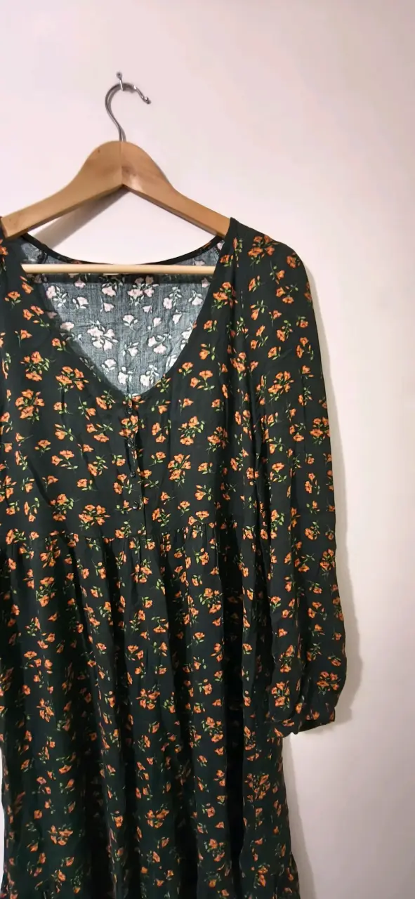 Vestido floral negro con mangas largas - 2