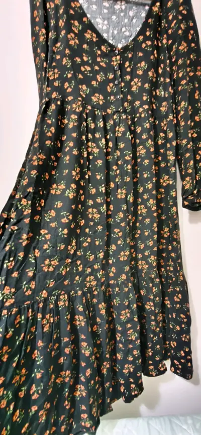 Vestido floral negro con mangas largas - miniatura 5