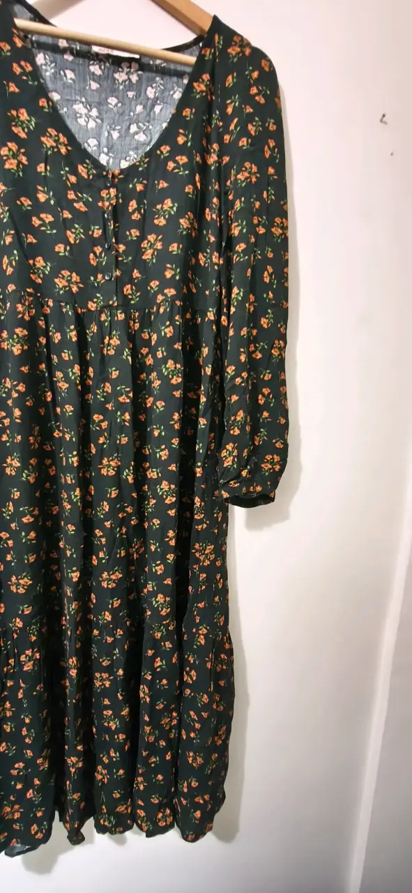 Vestido floral negro con mangas largas - 7