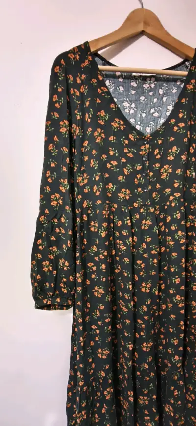 Vestido floral negro con mangas largas - miniatura 8