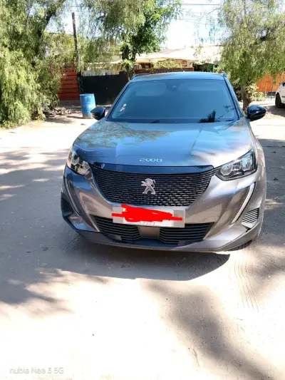 Peugeot 2008 SUV en buen estado - miniatura 2