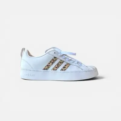 Zapatillas Adidas blancas con diseño animal print - miniatura 1