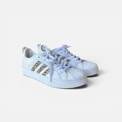 Zapatillas Adidas blancas con diseño animal print - miniatura 2