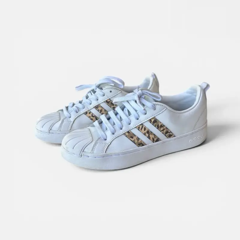 Zapatillas Adidas blancas con diseño animal print - 3