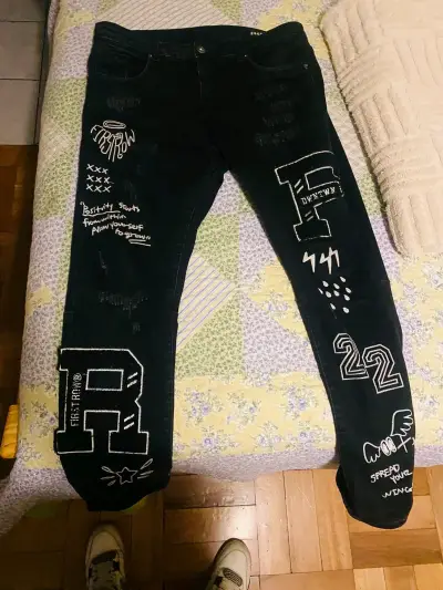 Jeans negros con estampados gráficos - miniatura 1