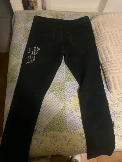 Jeans negros con estampados gráficos - miniatura 2
