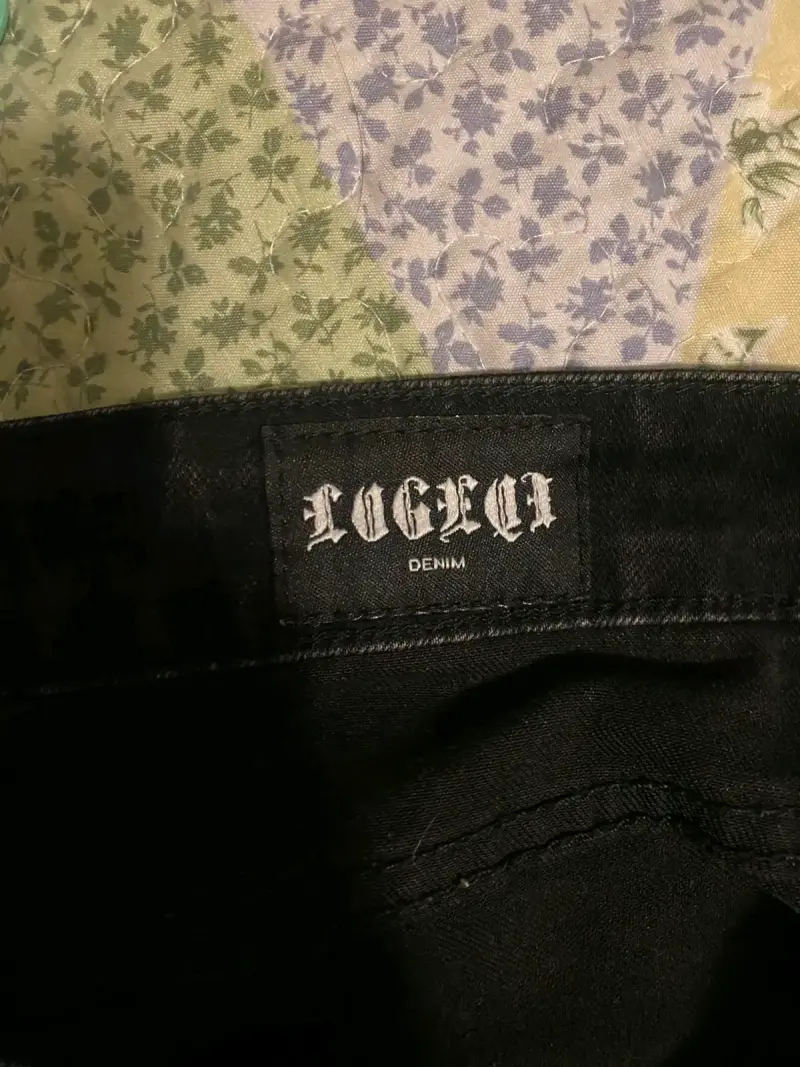 Jeans negros con estampados gráficos - 4