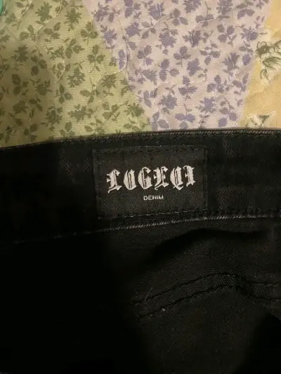 Jeans negros con estampados gráficos - miniatura 4