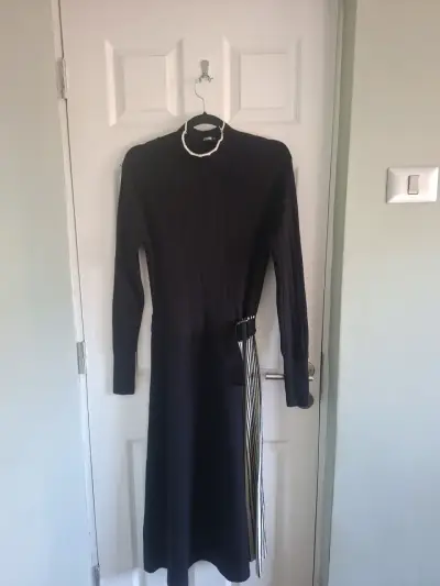 Vestido negro de punto con cinturón - miniatura 1