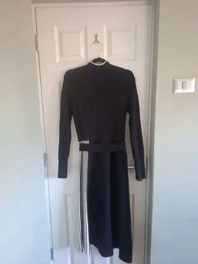 Vestido negro de punto con cinturón - miniatura 2