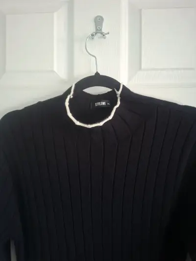Vestido negro de punto con cinturón - miniatura 3