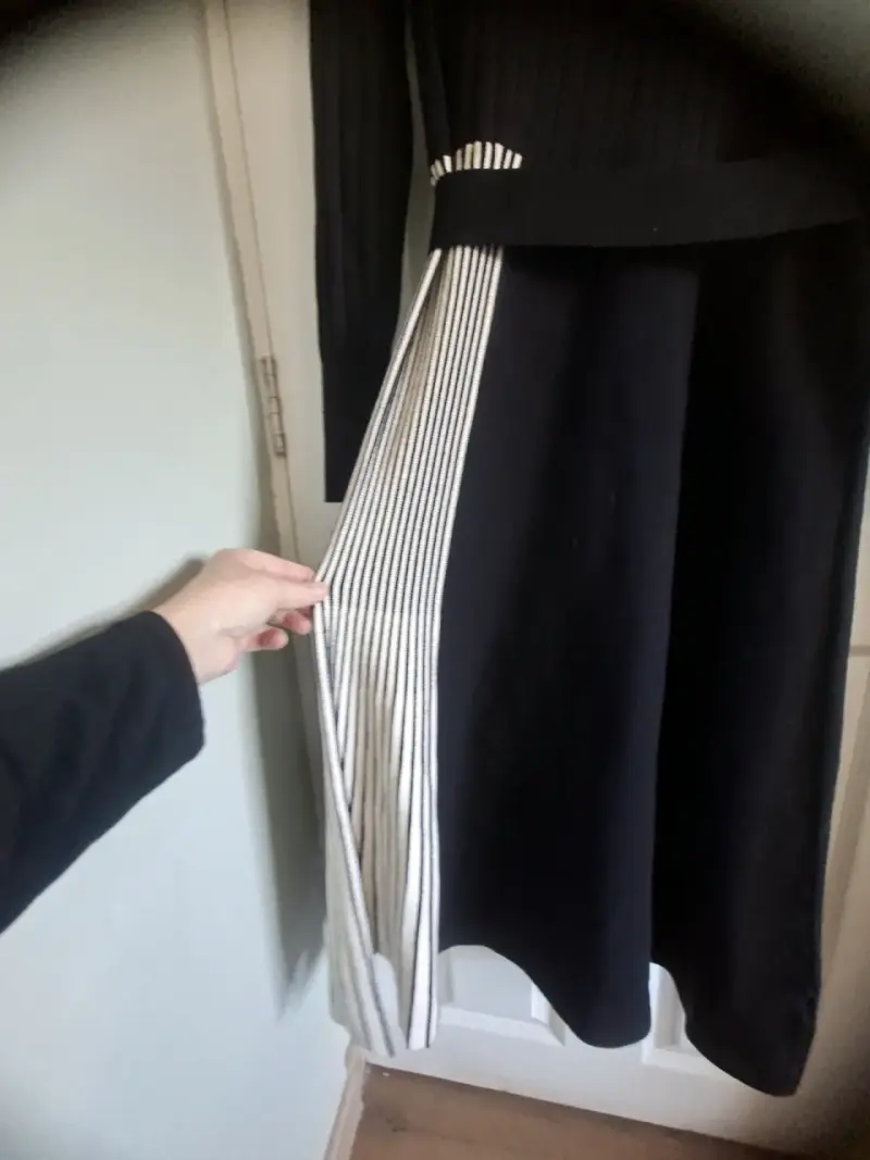 Vestido negro de punto con cinturón - 4