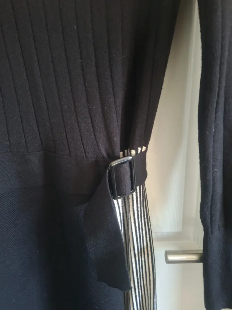 Vestido negro de punto con cinturón - 5
