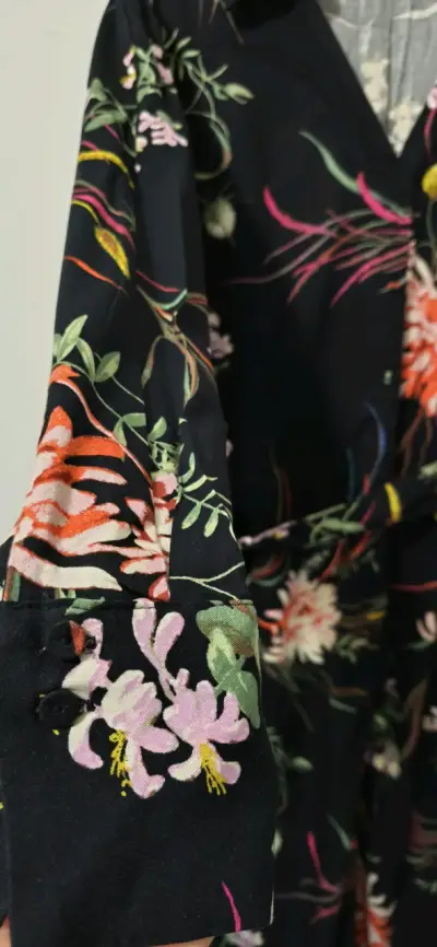 Vestido largo floral negro elegante - miniatura 2