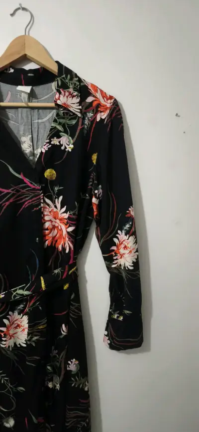 Vestido largo floral negro elegante - miniatura 3