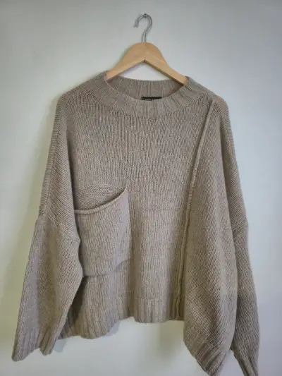 Suéter beige con bolsillo frontal - miniatura 1