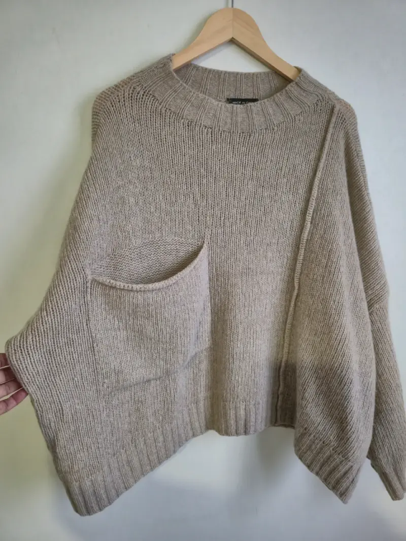 Suéter beige con bolsillo frontal - 2
