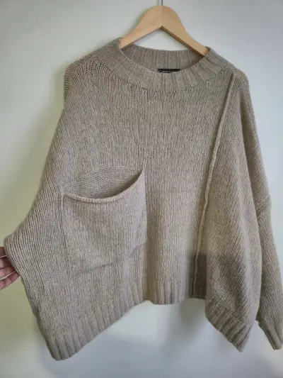 Suéter beige con bolsillo frontal - miniatura 2