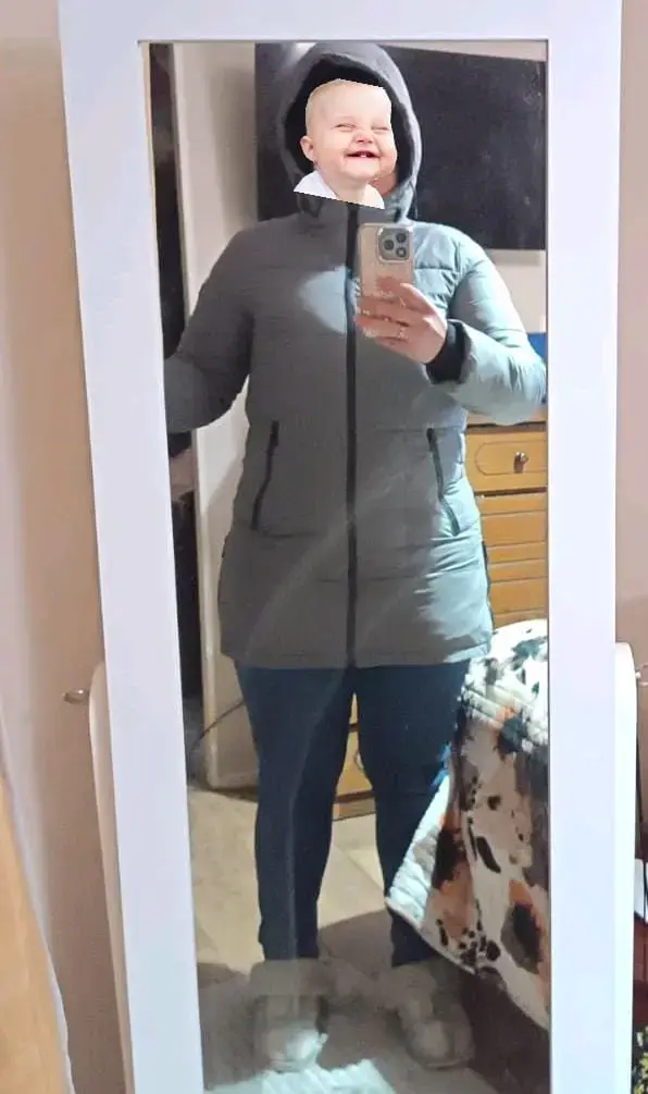 Abrigo de invierno gris con capucha - 1