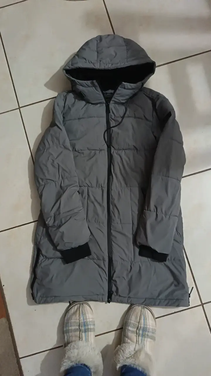 Abrigo de invierno gris con capucha - 2
