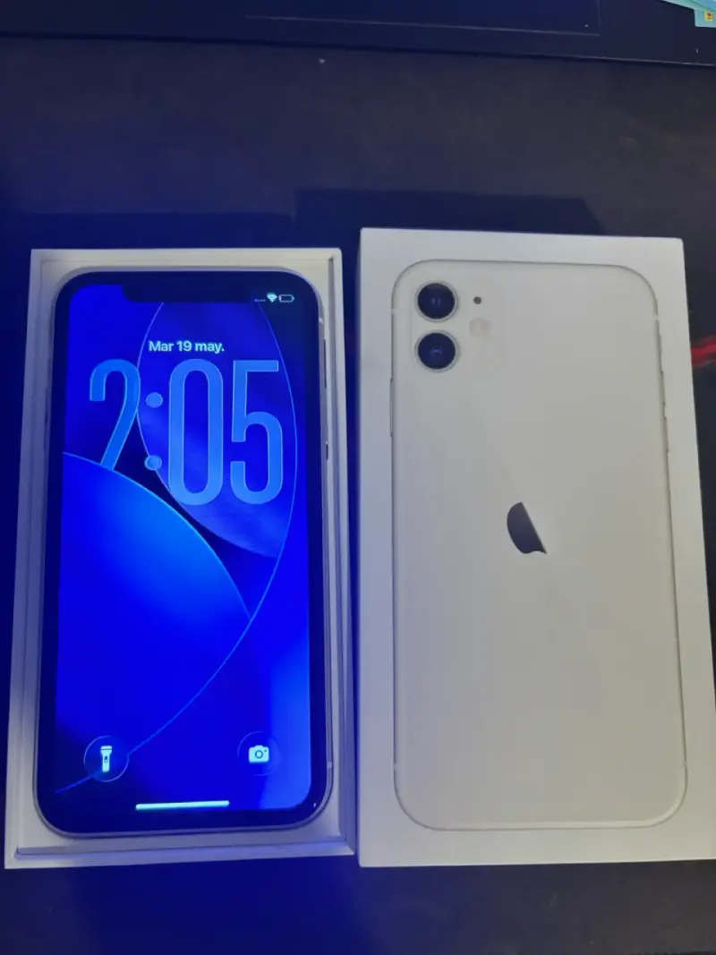iPhone 11 blanco en excelente estado - 1