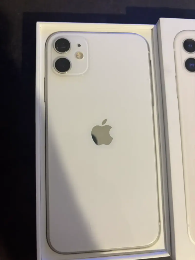 iPhone 11 blanco en excelente estado - 2