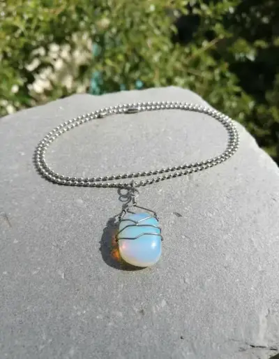 Collar de cadena con colgante de piedra opalina - miniatura 1