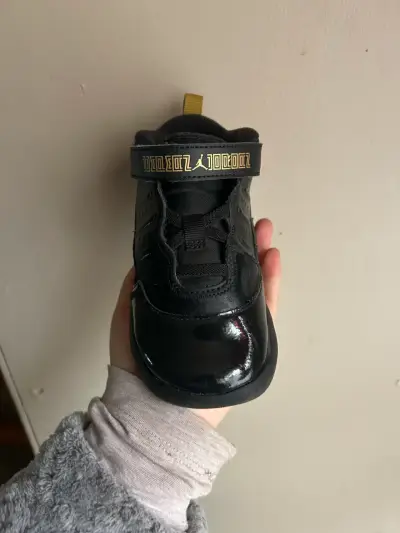 Zapatillas negras Jordan para niños - miniatura 1