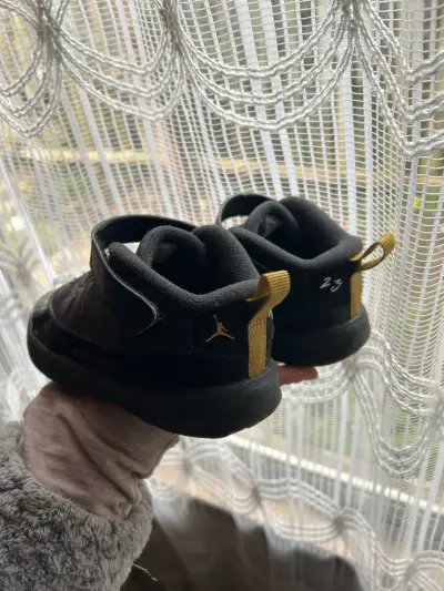 Zapatillas negras Jordan para niños - miniatura 3