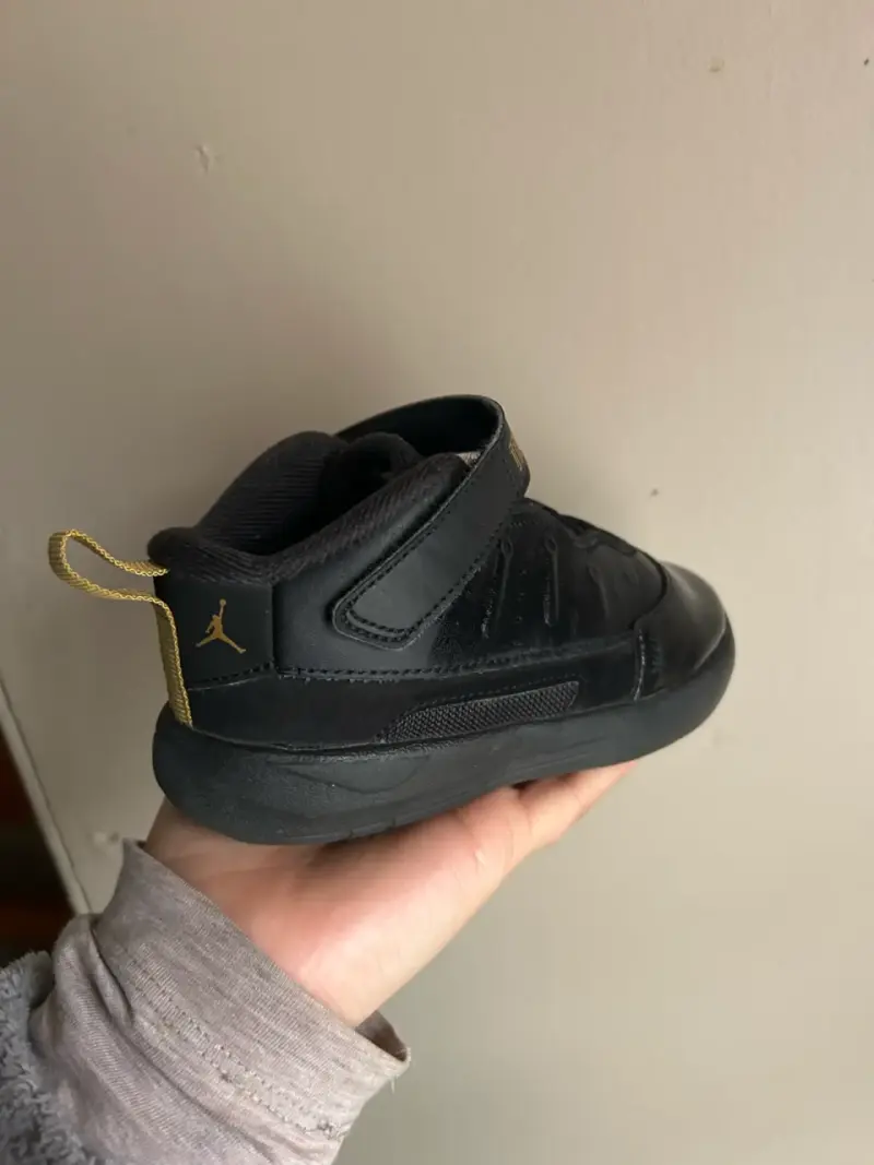 Zapatillas negras Jordan para niños - 4